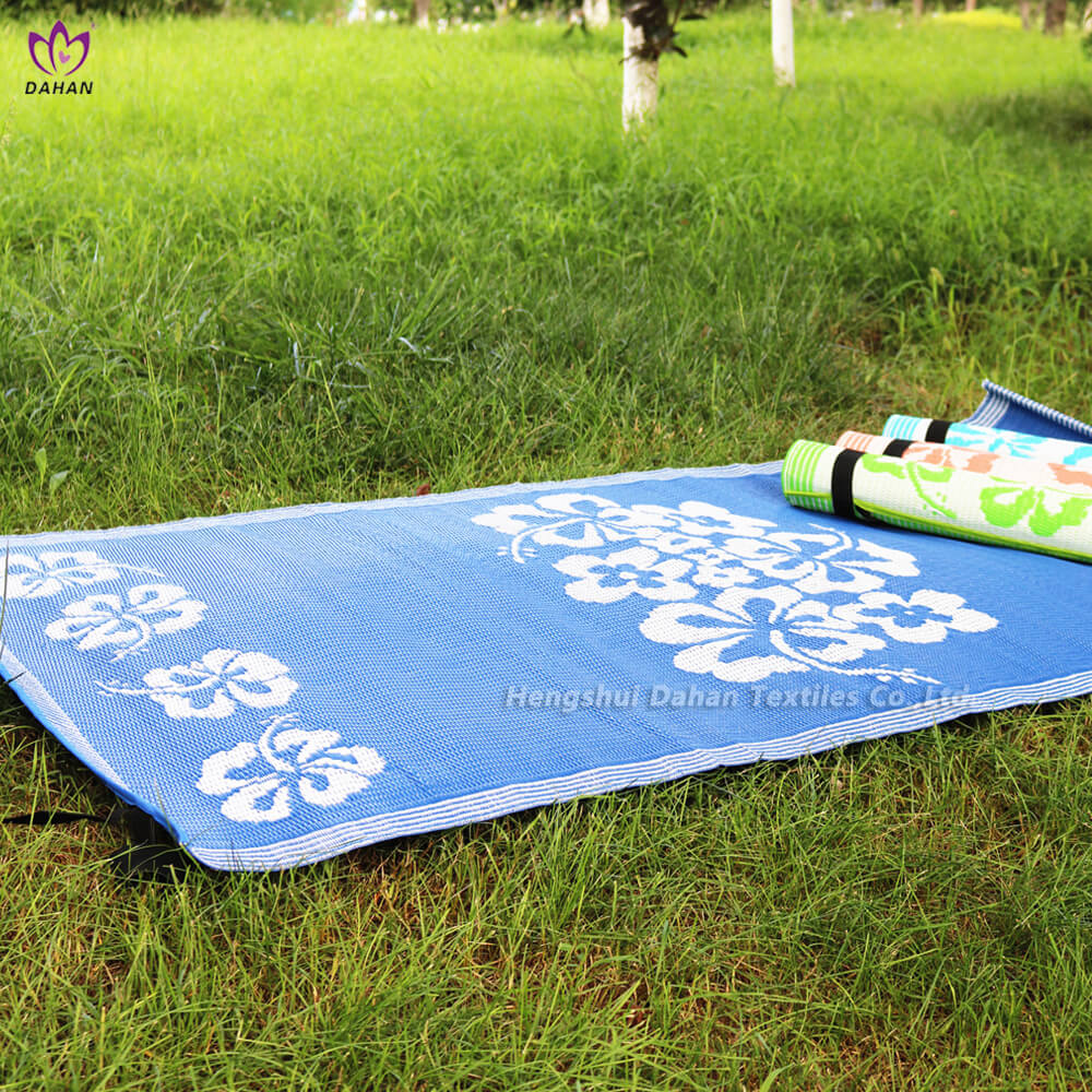 Outdoor waterproof mat, plastic woven picnic mat.