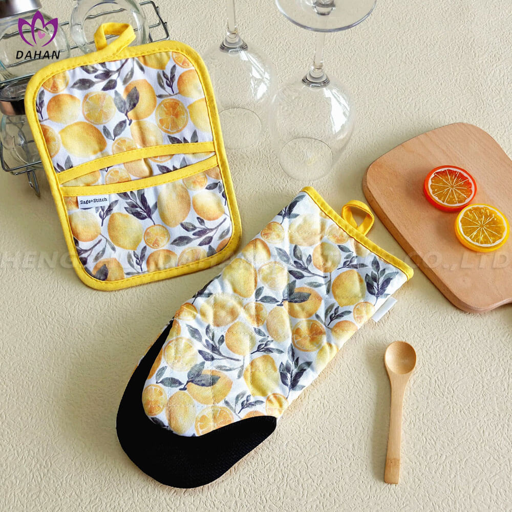 AGP197 Printing glove+potholder.