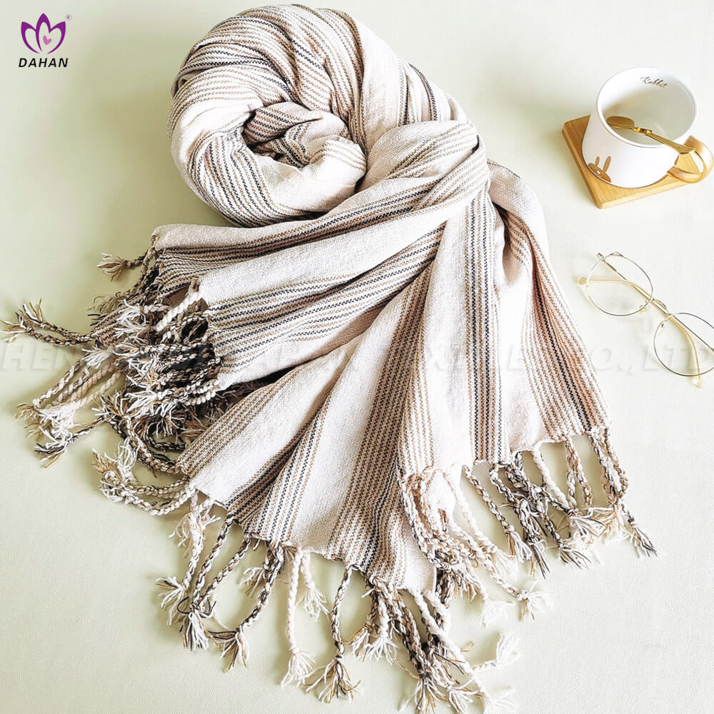 BK113 100% Polyester tassel blanket.