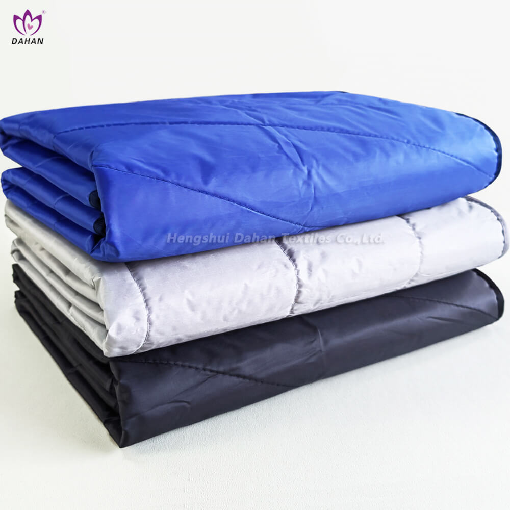 BK116 Wave insulated outdoor blanket fold.