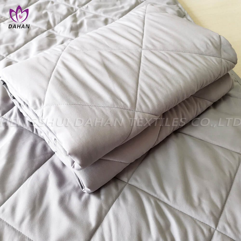 BK40 Solid color quilted polyester quilt. 