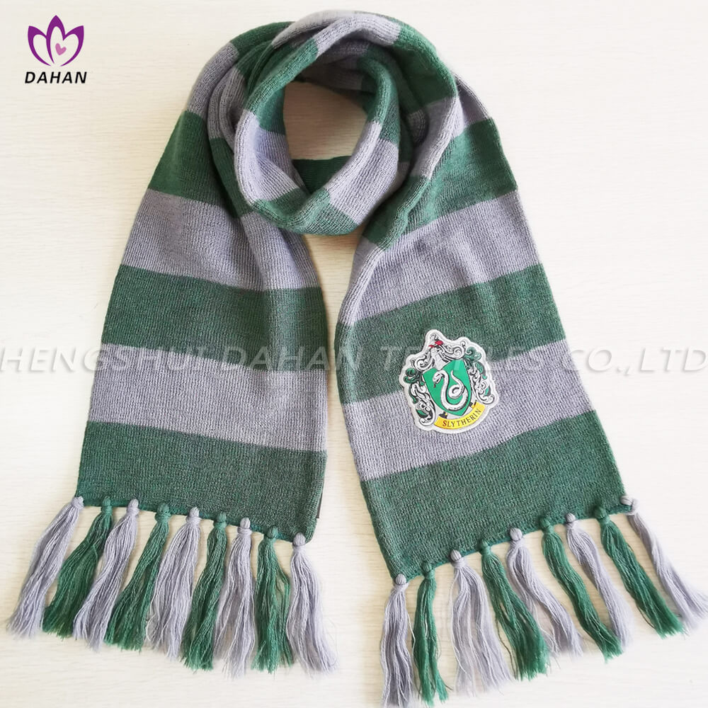 SC09 100% Wool scarf with tassels.